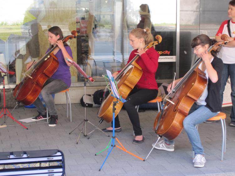 Das Orchester "Accelerando" unter der Leitung von Regula Anderes spielt vor der COOP-City für "Bright Future"