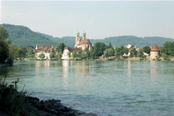 Blick über den Rhein in Richtung Altstadt von Bad Säckingen.
