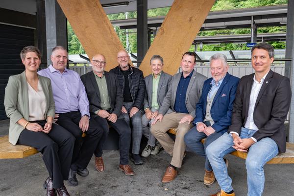 v.l.n.r. Gemeinderat: Nicole Zumstein, Peter Abächerli, Robert Enz, Hansruedi Abächerli (Vizepräsident), Beat von Wyl (Präsident), Daniel Windisch, Albert Sigrist, Gemeindeschreiber: Giacomo Pezzuto