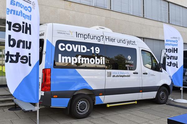 Impfbus hält in Urdorf