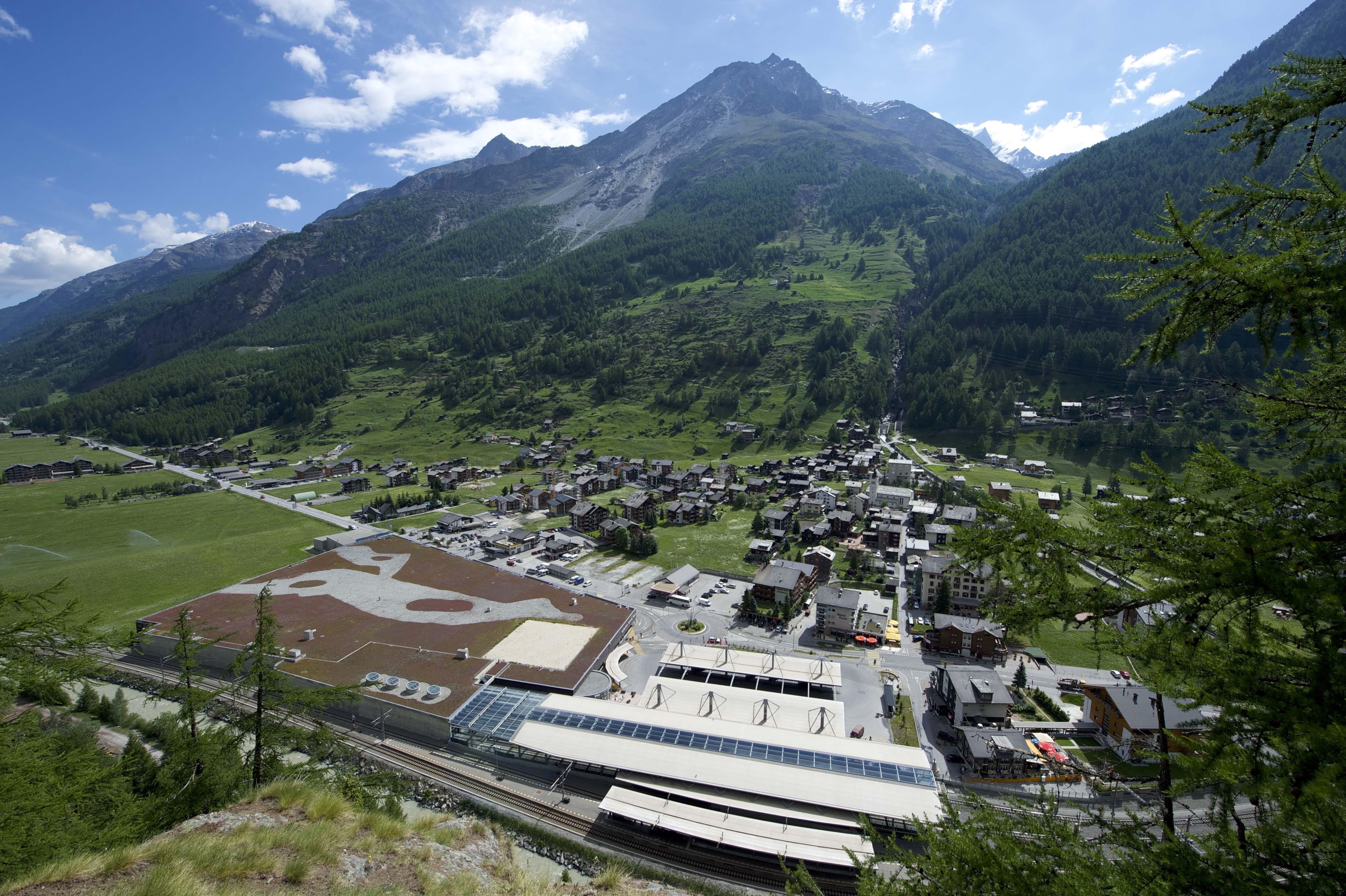 Blick auf Täsch nördlich vom Täschbach