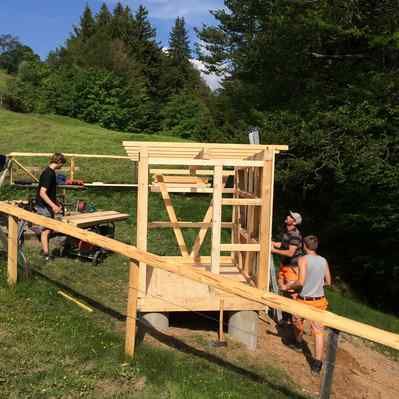 Lernende beim Erstellen des Holzlagers Eggli
