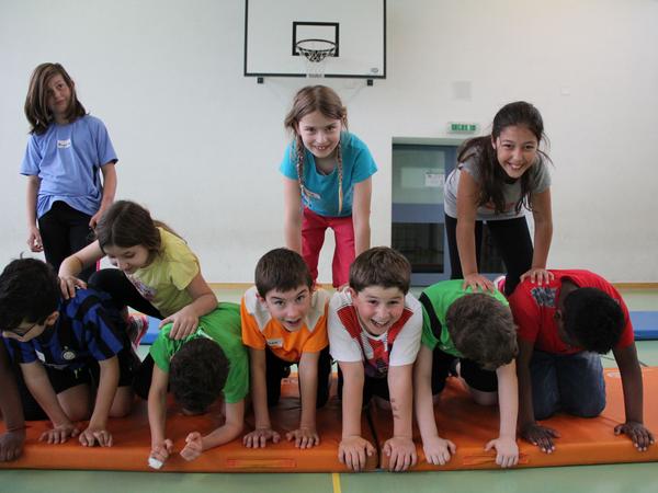Kinder bilden eine Pyramide