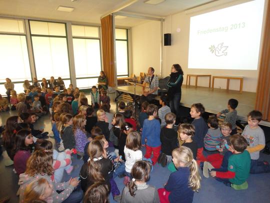 Kinder versammelt im Singsaal