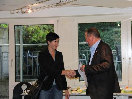 Der Gemeindepräsident gratuliert der frischgebackenen Leichtathletik-Schweizermeisterin im Speerwurf Christa Wittwer 