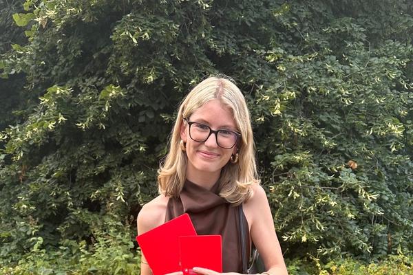 Jule Prister mit Abschlusszeugnissen