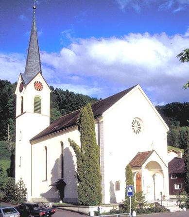 Der Bau der heutigen Kirche erfolgte von 1895 bis 1899. Es gab jedoch bereits zuvor an derselben Stelle eine Kapelle, die dann dem Neubau weichen musste, wobei das Abbruchmaterial beim Bau der heutigen Kirche wiederverwendet wurde. Die Kirche ist dem heiligen Vitus geweiht.
1985/86 wurde die Kirche renoviert und unter Denkmalschutz gestellt.
