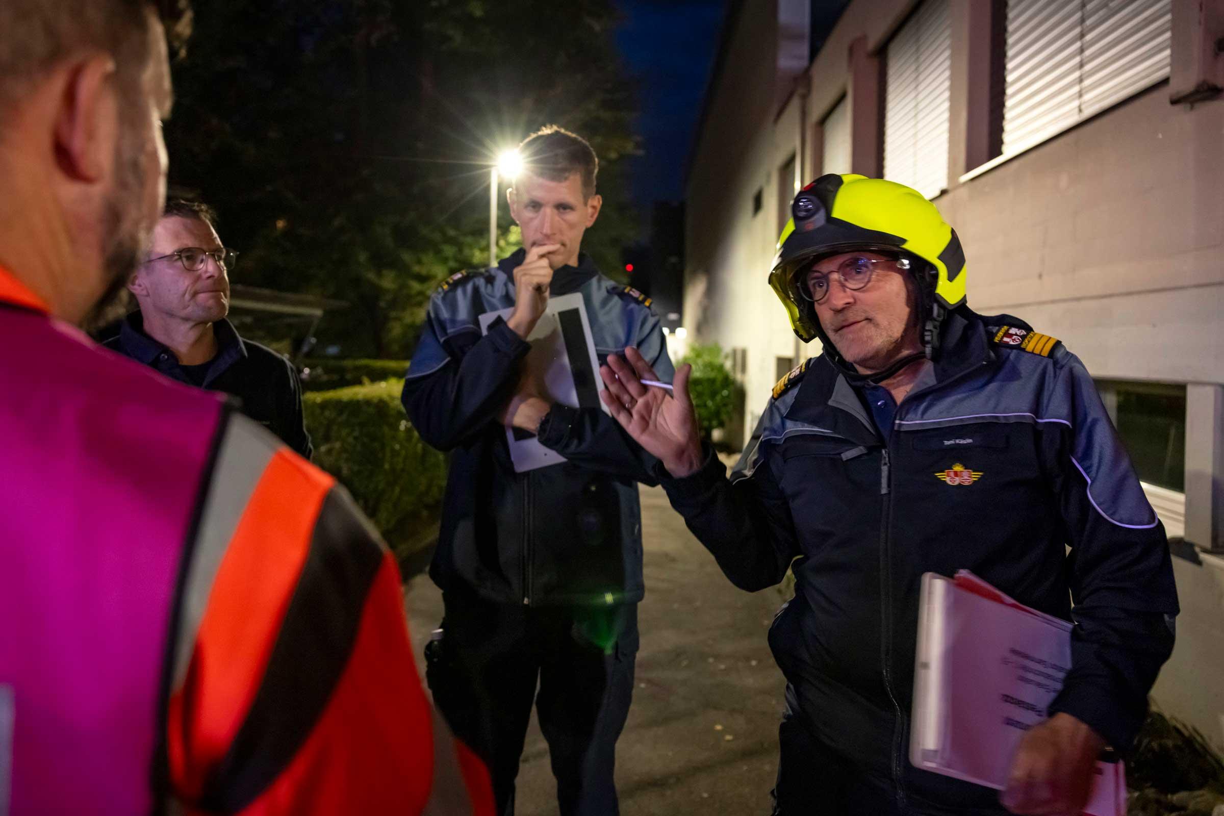 Feuerwehrinspektor Toni Käslin hat die Übung beobachtet und gibt eine erste Rückmeldung an die Übungsleitung.