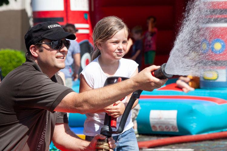 Beim Jubiläum 125 Jahre Wasserversorgung Stans ist auch die Feuerwehr auf dem Dorfplatz präsent.
