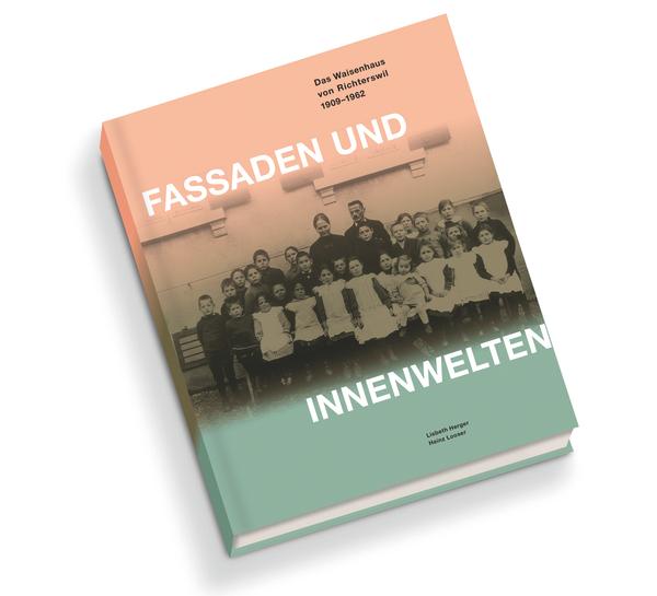 Buchcover Fassaden und Innenwelten: Es zeigt eine Gruppe von Weisenkindern mit den Waisenhaus-Eltern