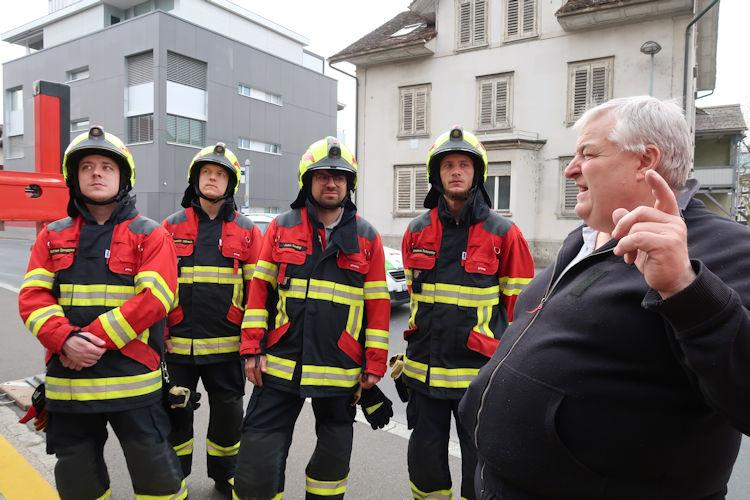 René erklärt die Funktion des Hubretters