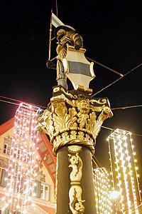 Kolin auf dem Brunnen, umgeben von Hunderten von Lichtern   er hätte seine Freude an dem Lichterspiel gehabt.