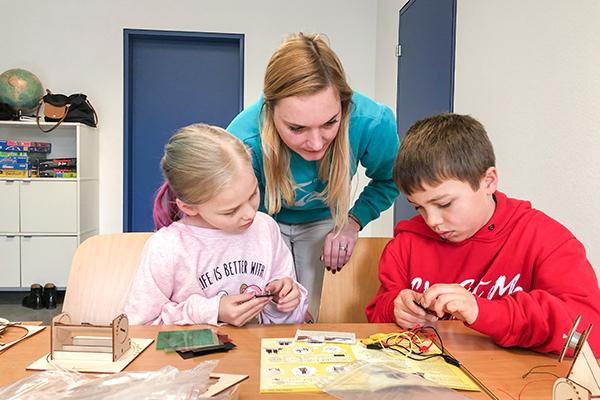 Schulassistenz mit zwei Schulkinder