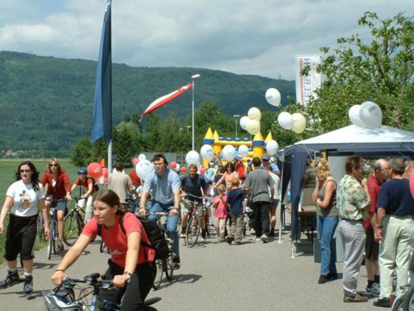 Die Zufahrt zum Bustelbach-Center am Nachmittag.