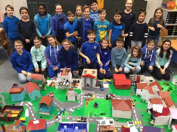 Dorf aus Recycling-Materialien