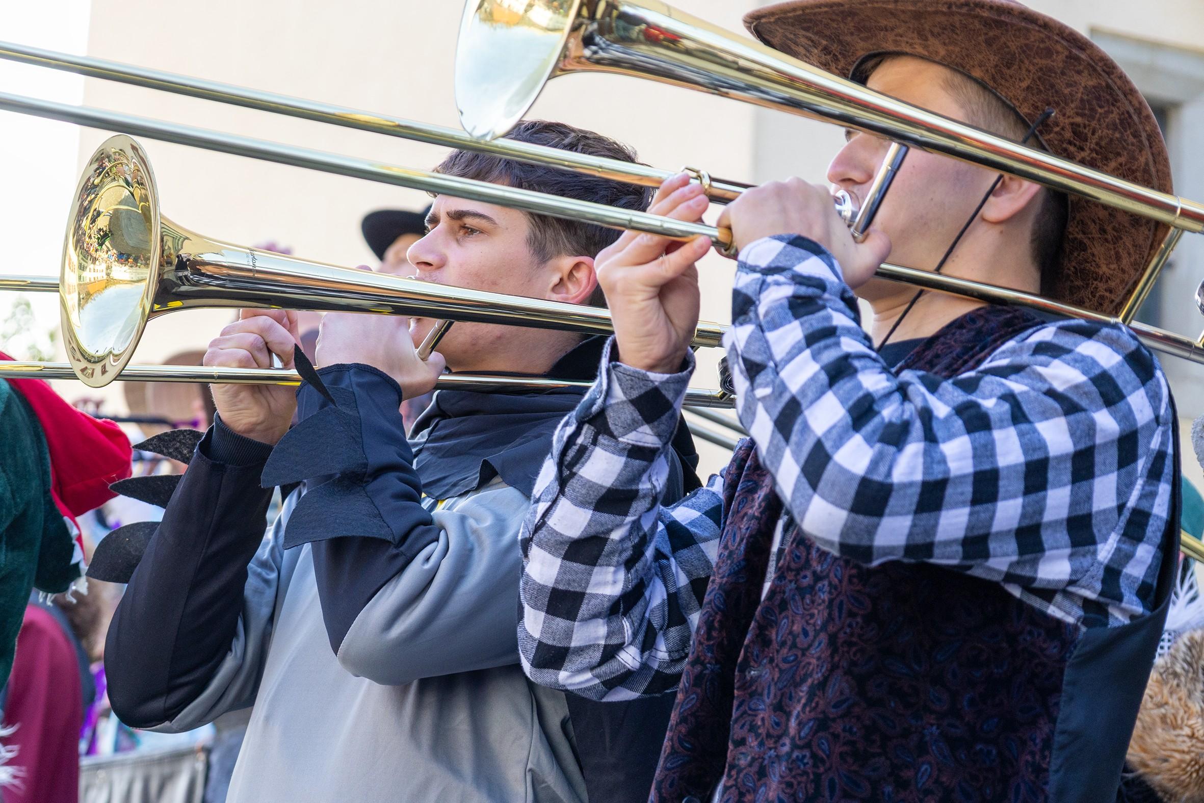 Bunt und schrill: Die Mitglieder der örtlichen Guggenmusikvereine eröffnen die Fasnachtssaison 2026.