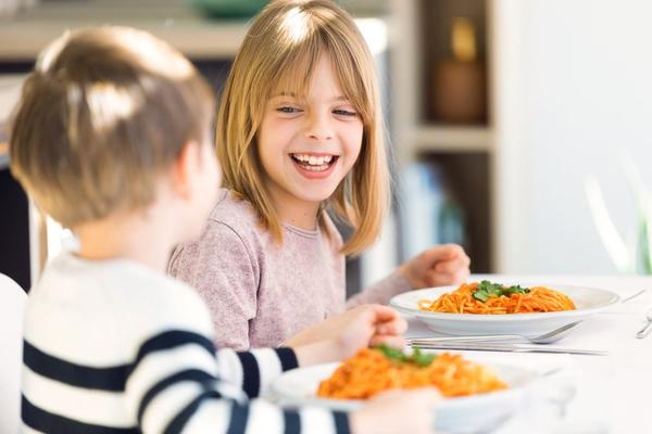 Kinder am Spaghetti essen