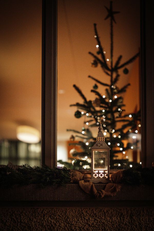 Adventsfenster (Bild: Samuel Svec auf Unsplash)