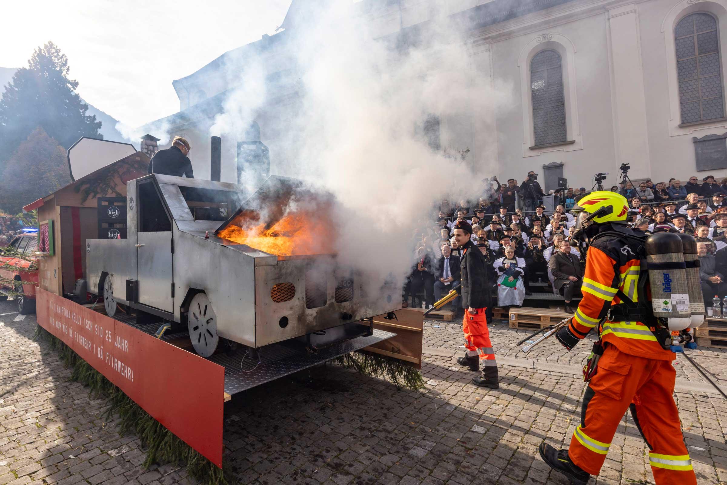 Weil mehrere Feuerwehrleute bei den Älpern sind, nimmt eine grössere Gruppe am Älperchilbiumzug teil.