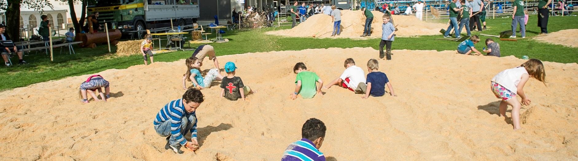Kinder spielen im Sand