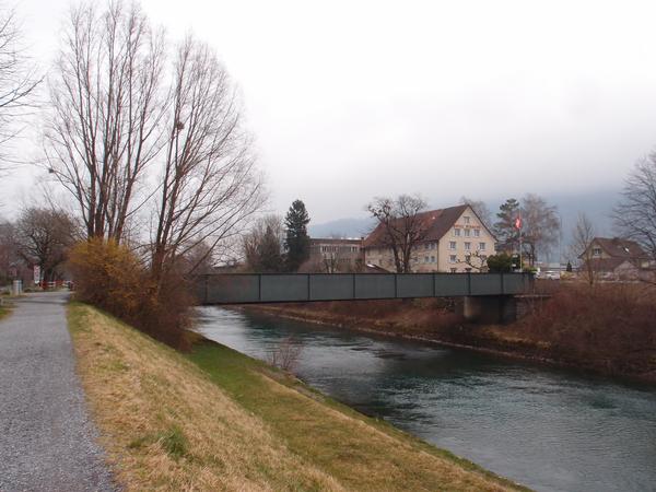Die Biäschenbrücke verbindet Weesen mit dem Gebiet Biäsche auf Glarner Seite. 