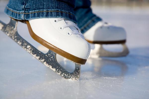 Schlittschuhe auf dem Eis