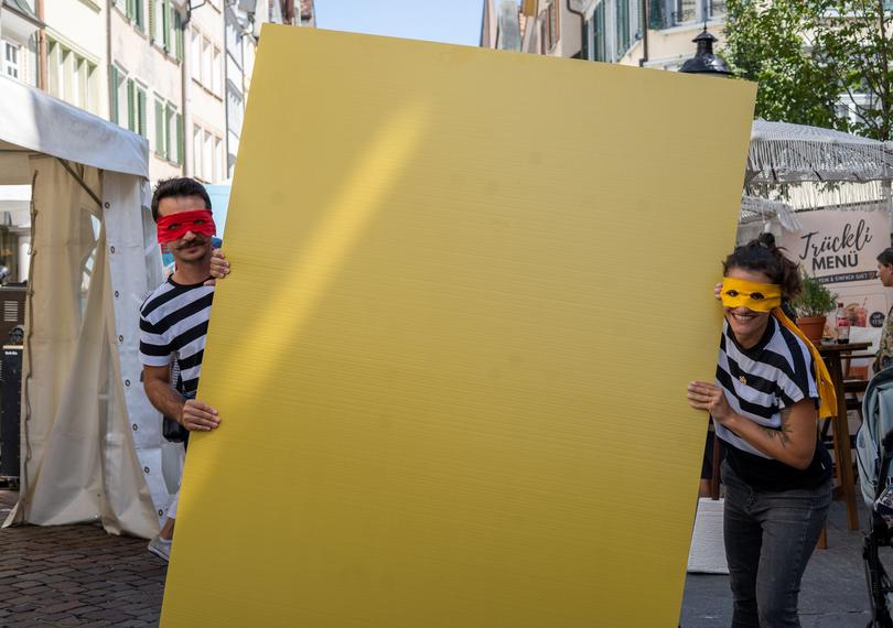 Foto Astrid Rohrhirs mit ihrem Gehilfen