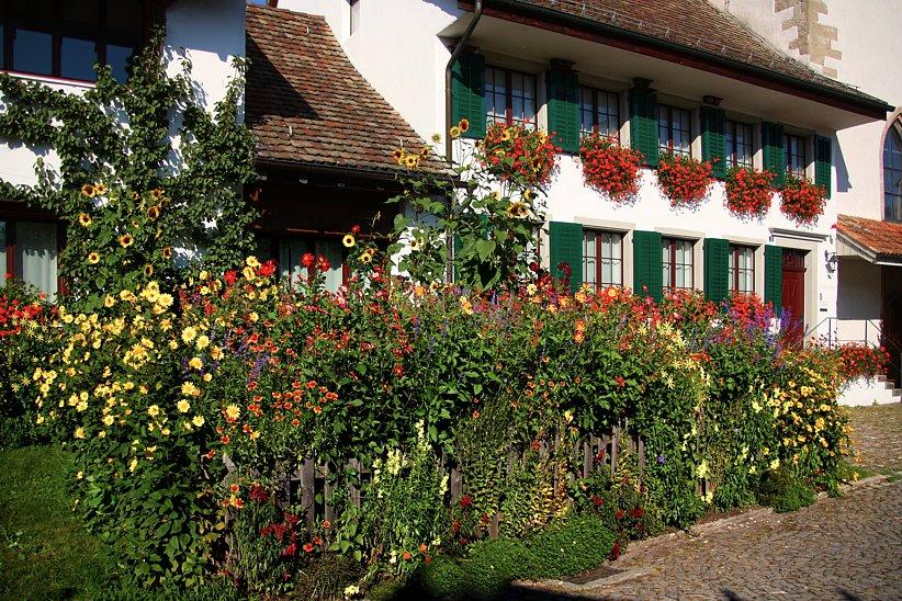 Das Gemeindehaus ist an die Kirche angebaut und wurde 1977 und 2010 um- und ausgebaut. Das Gebäude wurde im vorletzten Jahrhundert erstellt und zwar als Schulhaus.