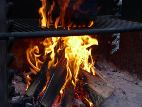 Topf im lodernden Feuer 