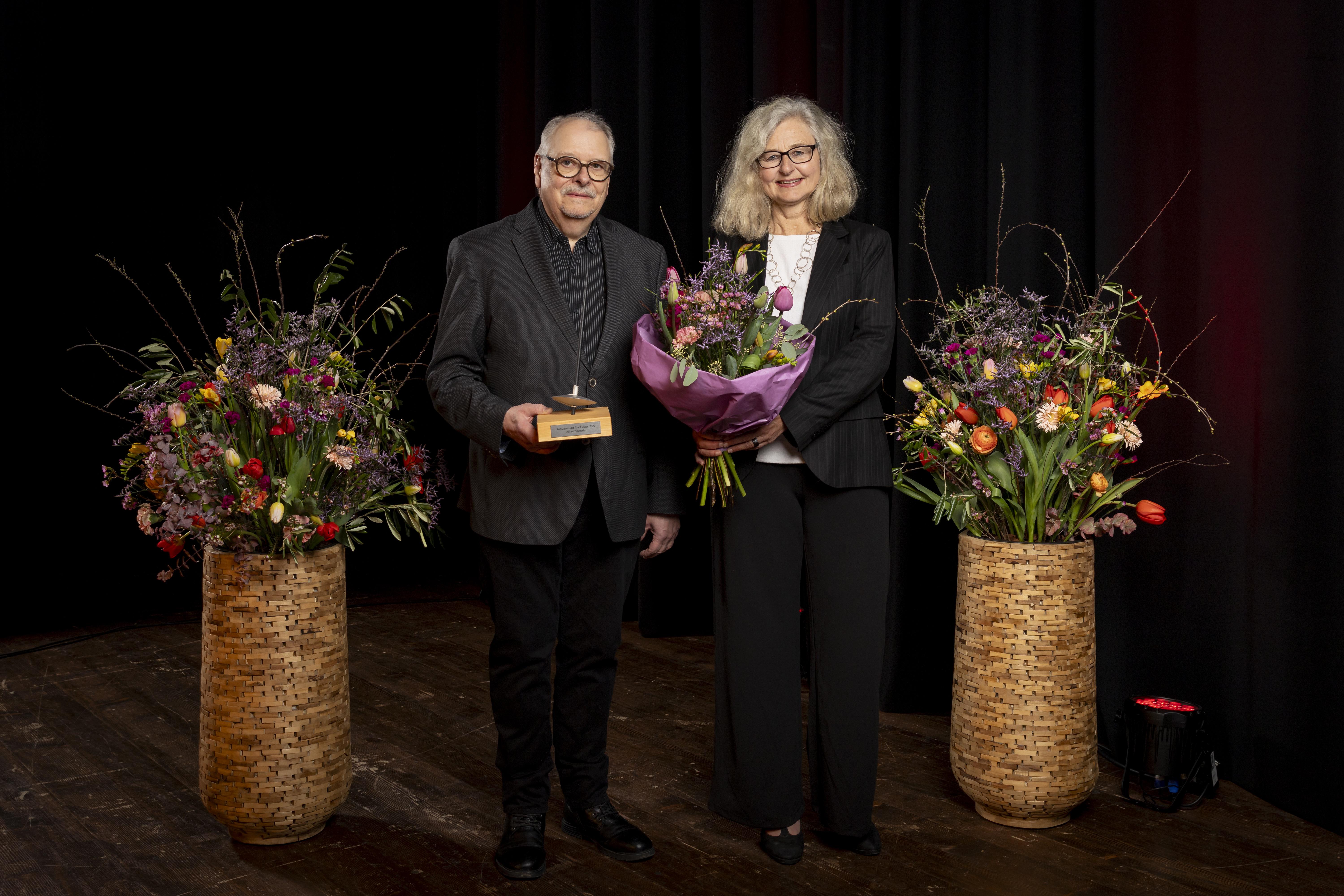 Stadtpräsidentin Barbara Thalmann mit Gewinner Kunstpreis Alfred Zimmerlin
