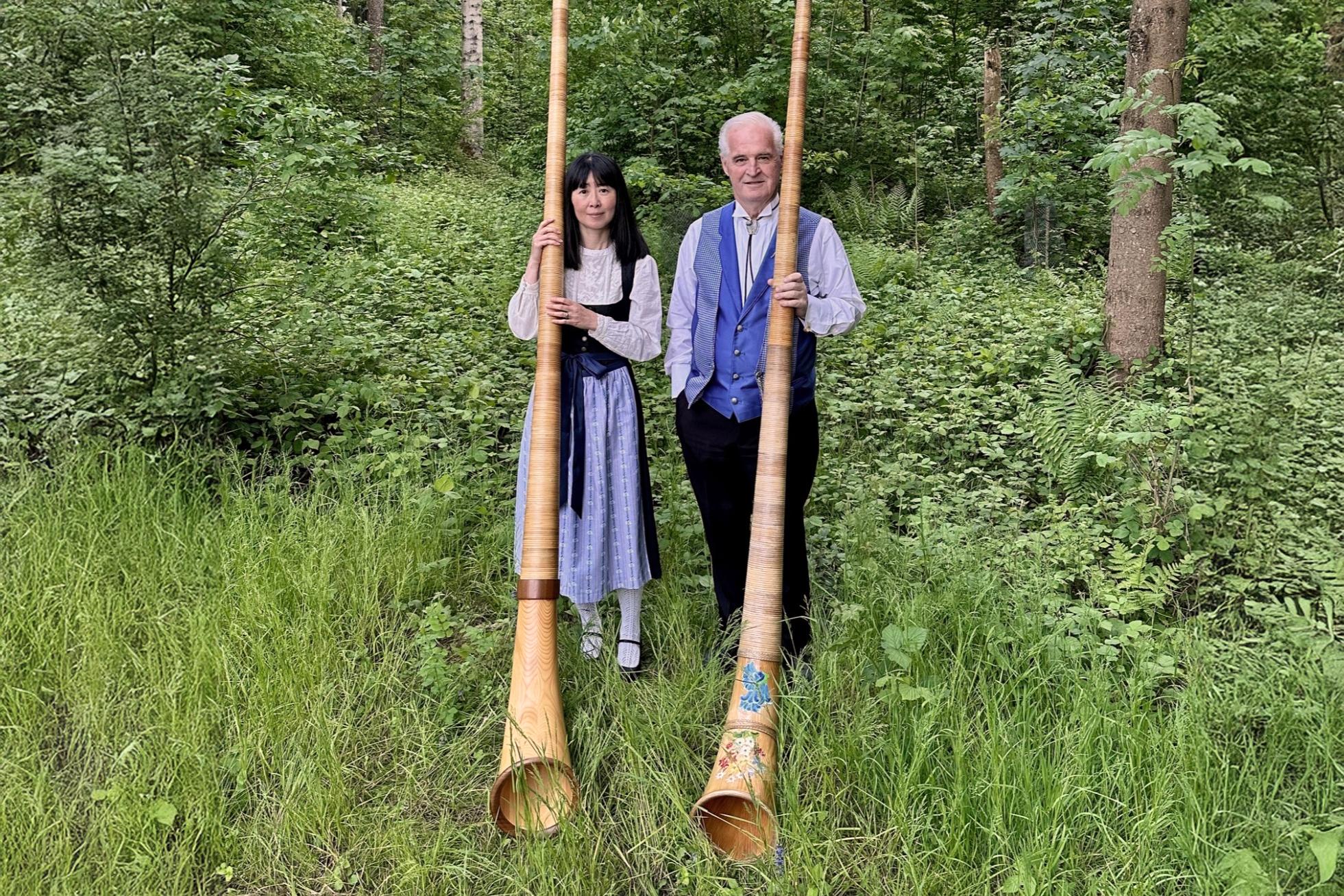 Die Alphorngruppe Swissair Kloten bringt traditionelle Schweizer Alphornklänge ins Pflegezentrum im Spitz. Bild: Alphorngruppe Swissair