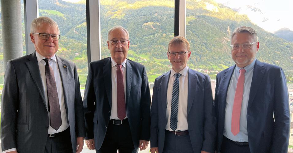 An der Tagung in Schattdorf: (von links) Urban Camenzind (Volkswirtschaftsdirektor Kanton Uri), Bundespräsident Guy Parmelin, Stefan Müller (Regierungsrat AI und Präsident LDK) sowie Roger Bisig (Generalsekretär Landwirtschaftsdirektorenkonferenz). 