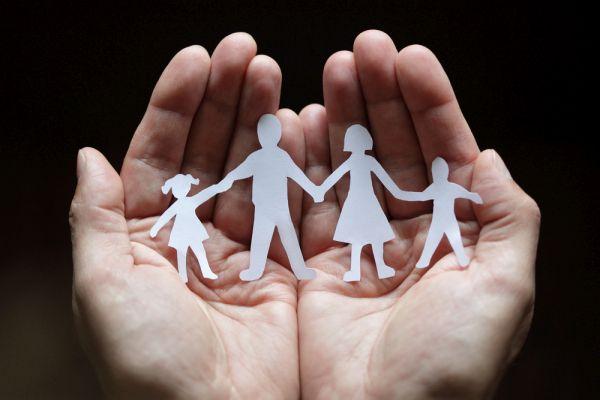 Schärenschnitt-Familie in Händen