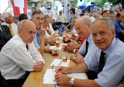 Im Vordergrund Bundesrat Ueli Maurer und Johann Schneider-Ammann