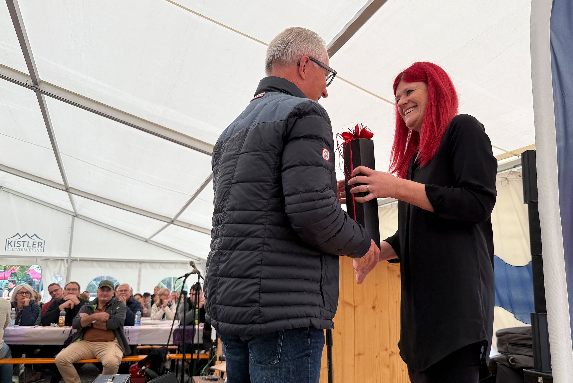 Vizepräsidentin Leandra Spirig überreicht Abteilungsleiter Roland Schirmer (Liegenschaften) ein Präsent.