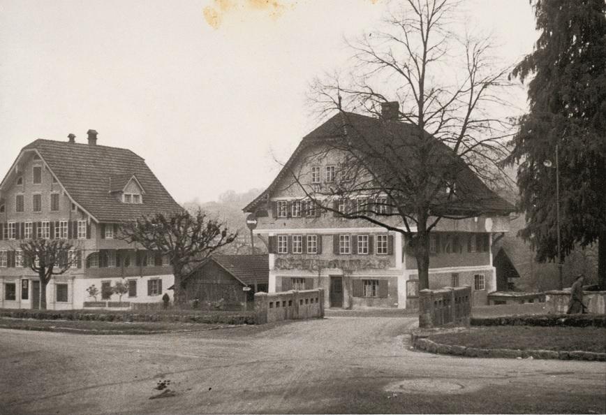 Die Schlüsselbrücke war 1926 nach den Plänen des Sachsler Architekten Robert Omlin erbaut worden. Im Hintergrund die alte Krone (vor der Freilegung des Holzfachwerks 1947), links davon das heutige Café zumStein. Im Hinblick auf die Heiligsprechung von Bruder Klaus im Jahr 1947 wurde die Brücke stark verbreitert und asphaltiert, wobei die Seitenmauern abgebrochen worden sind. Mit der Umlegung des Dorfbachs und der Neugestaltung des Dorfzentrums im Jahr 2005 verschwand die Brücke dann definitiv aus dem Ortsbild.