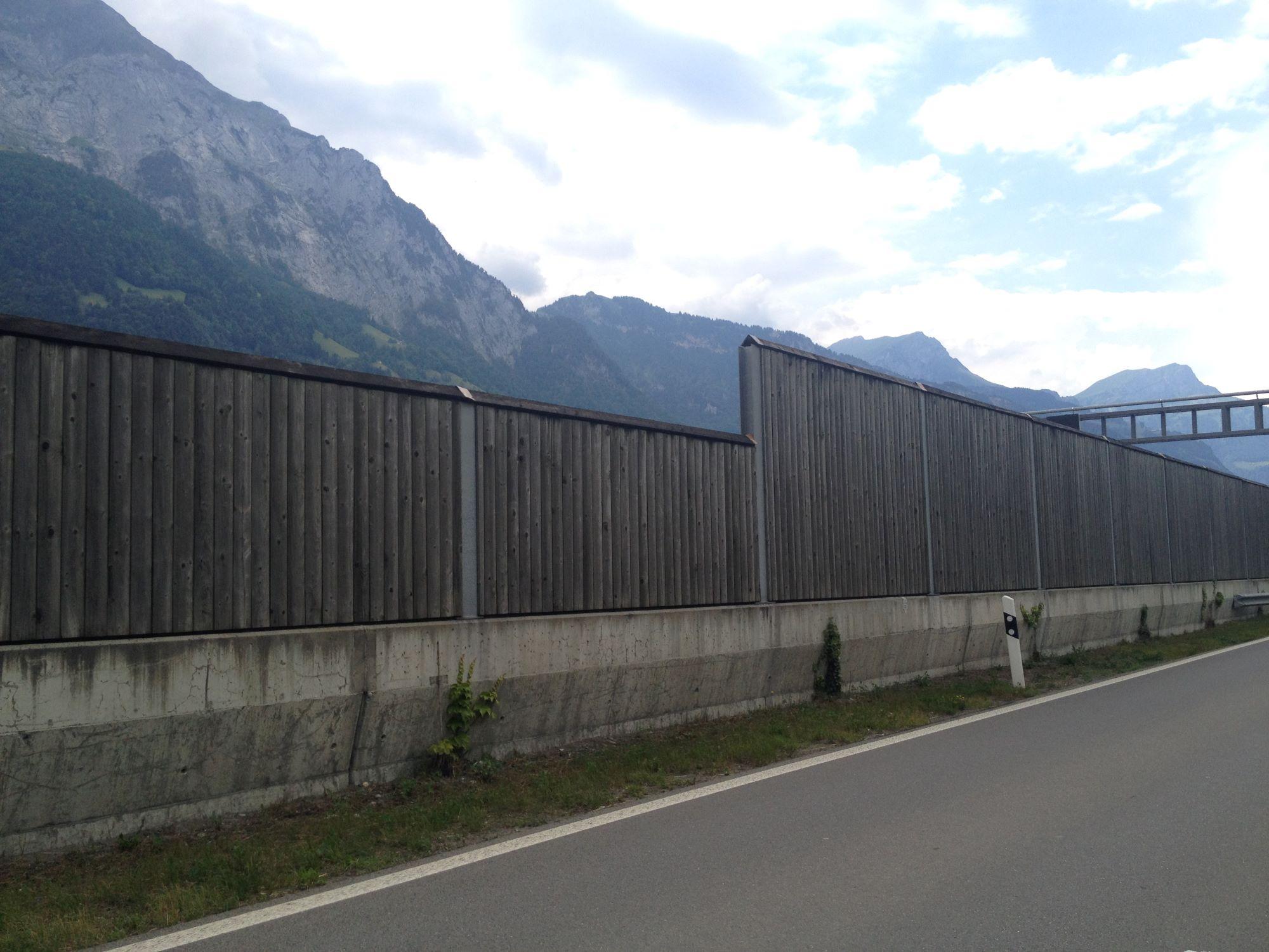 6_Hochwasserschutzmauer_entlang_A2_mit_Laermschutzwand2.JPG