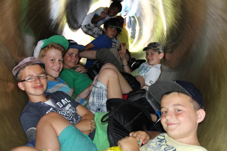 Auf dem Spielplatz schauen einige in die Röhre, bzw. sie sitzen sogar drin :o)