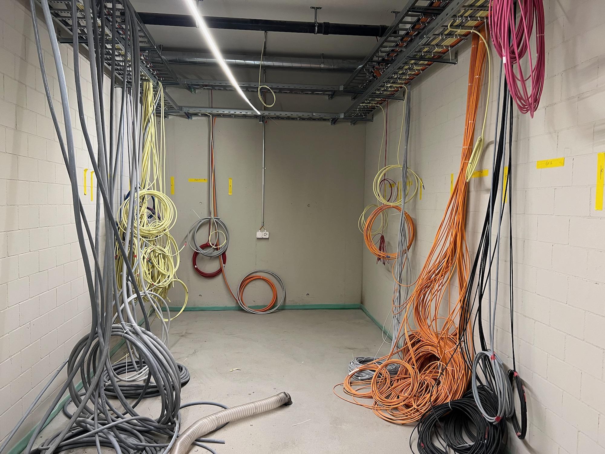 Viele Kabel, 8. 2. 23