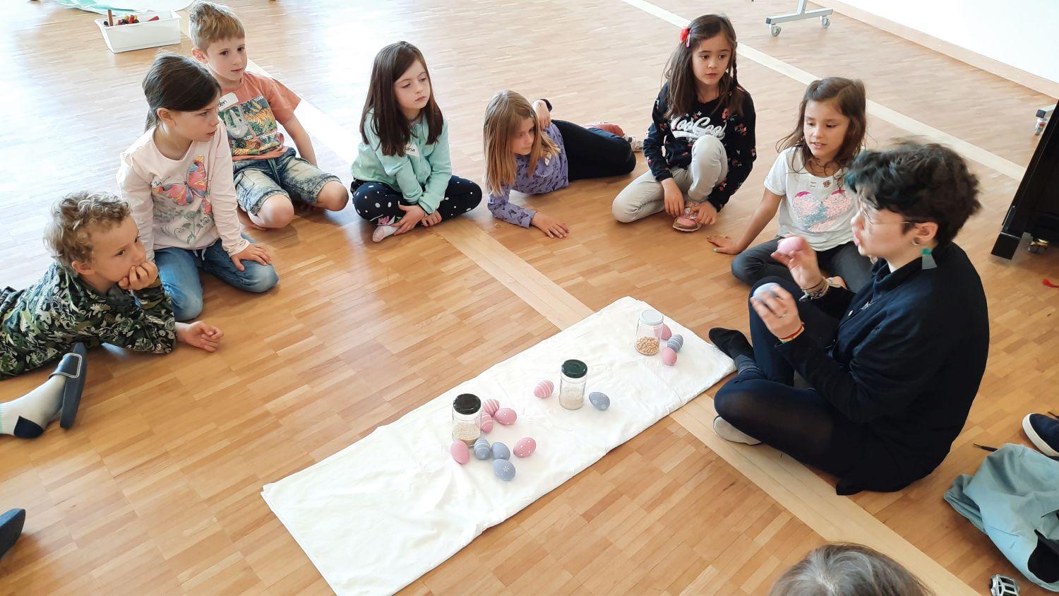 Geschichten hören im Osteratelier der Unterstufe