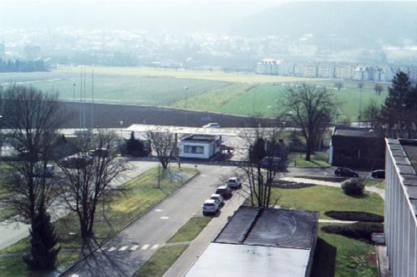 Blick über die Porte in Richtung Dorf.
