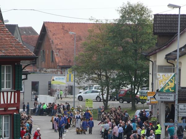 Umzug durch das Dorf Schönholzerswilen