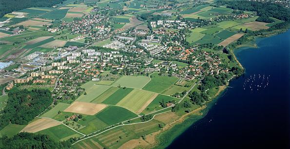 Greifensee von Südwesten, aufgenommen im Juni 2002.