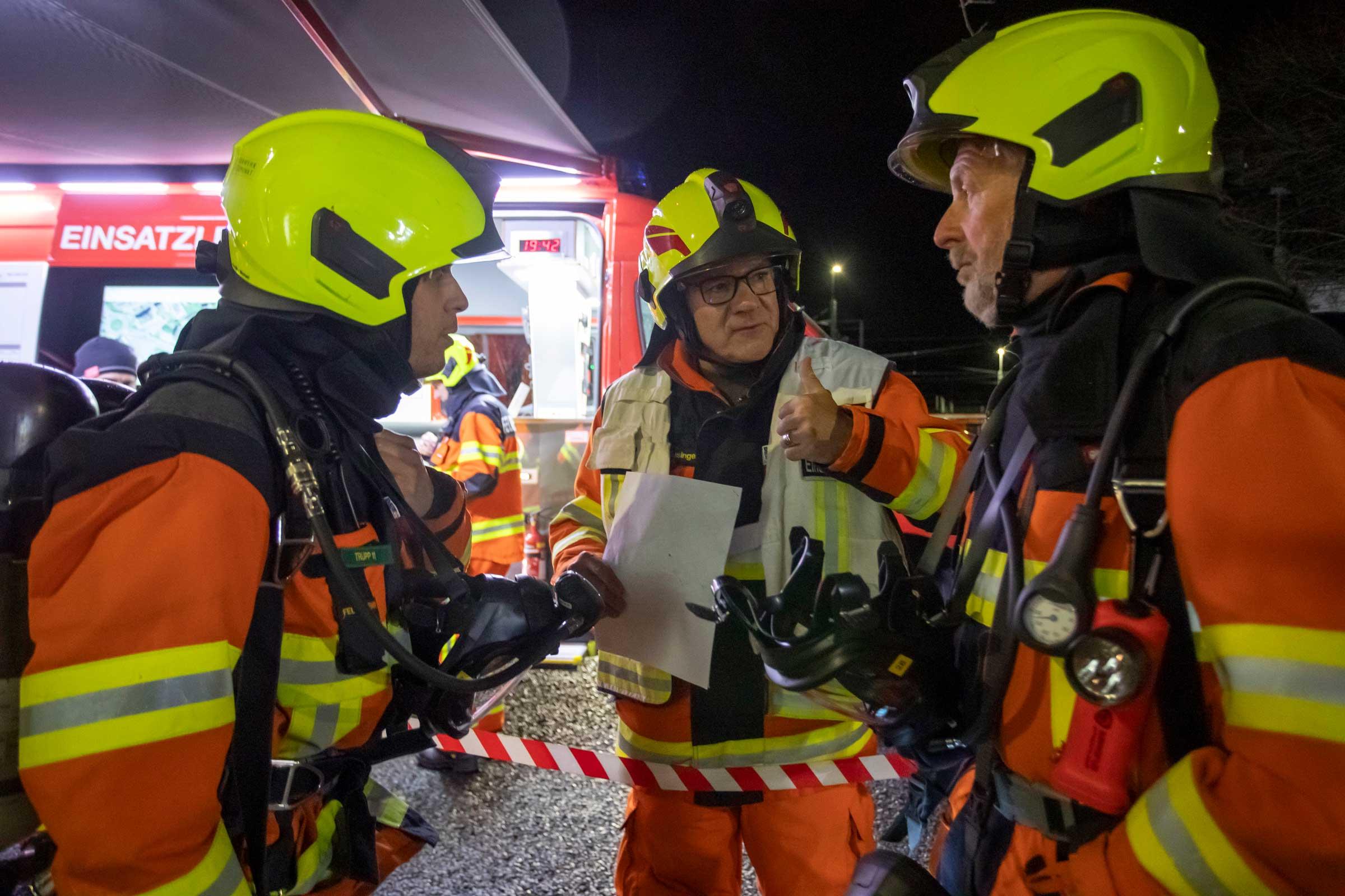 Die Einsatzübung in Stansstad ist nach 46 Dienstjahren die letzte Probe für Edy Amstad (rechts).
