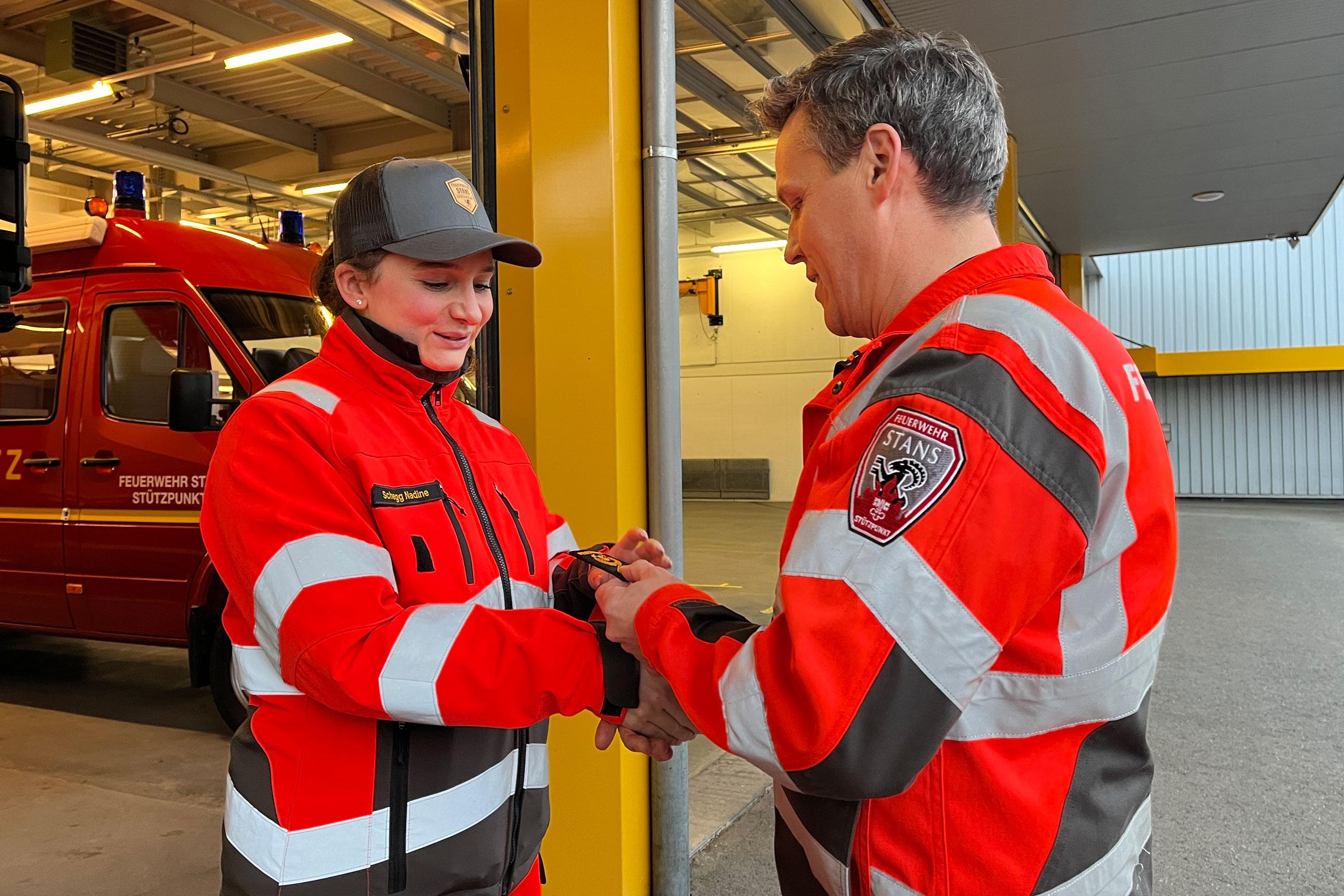Nadine Schegg wird als stellvertretende Leiterin der Verkehrsgruppe zum Wachtmeister befördert.