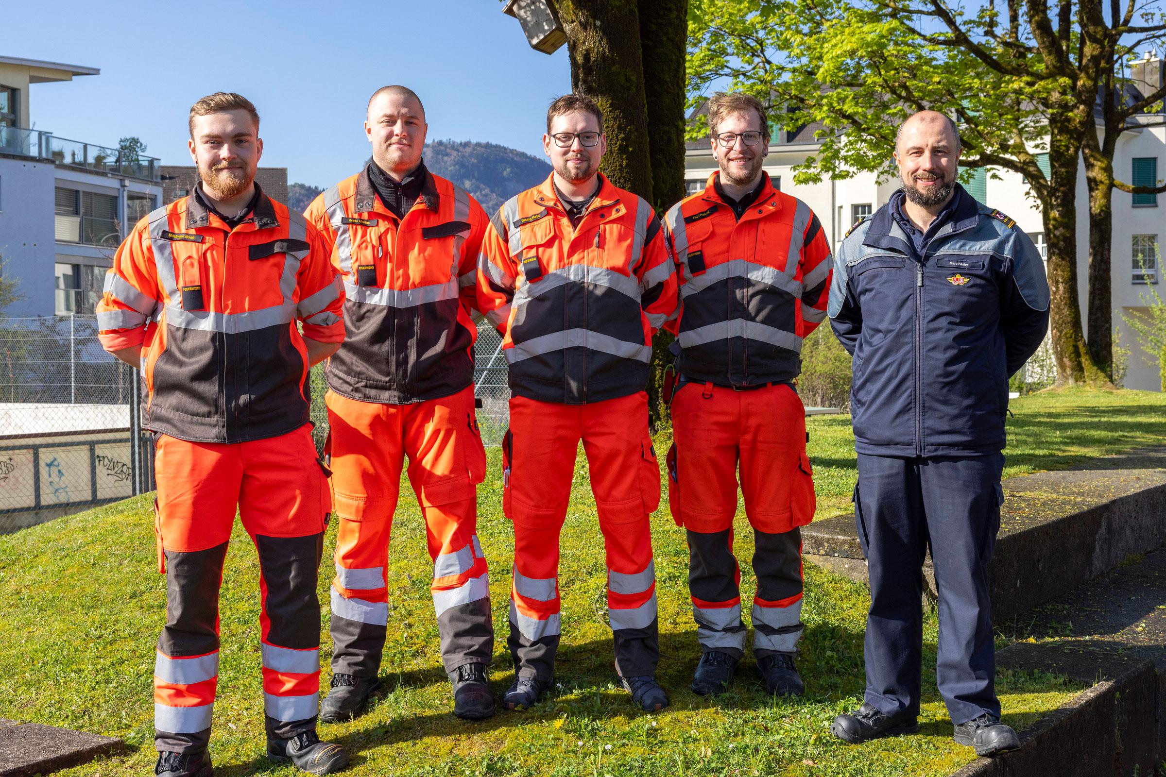 Vier Teilnehmer und ein Instruktor aus Stans sind eine Woche lang am Gruppenführerkurs in Stansstad. Von links: Noah Businger, Marius Arato, Reto Bissig, Pascal Fluri und Marc Hasler.
