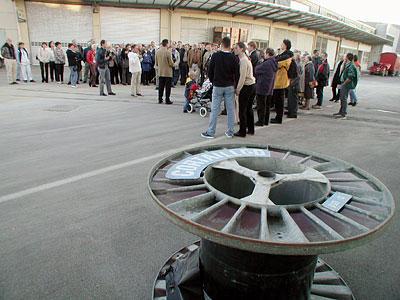Am Theilerplatz kommen die neue Nordzufahrt und die Dammstrasse zusammen. Der Platz hat den Namen in Erinnerung des Landis- und Gyr-Gründers erhalten.