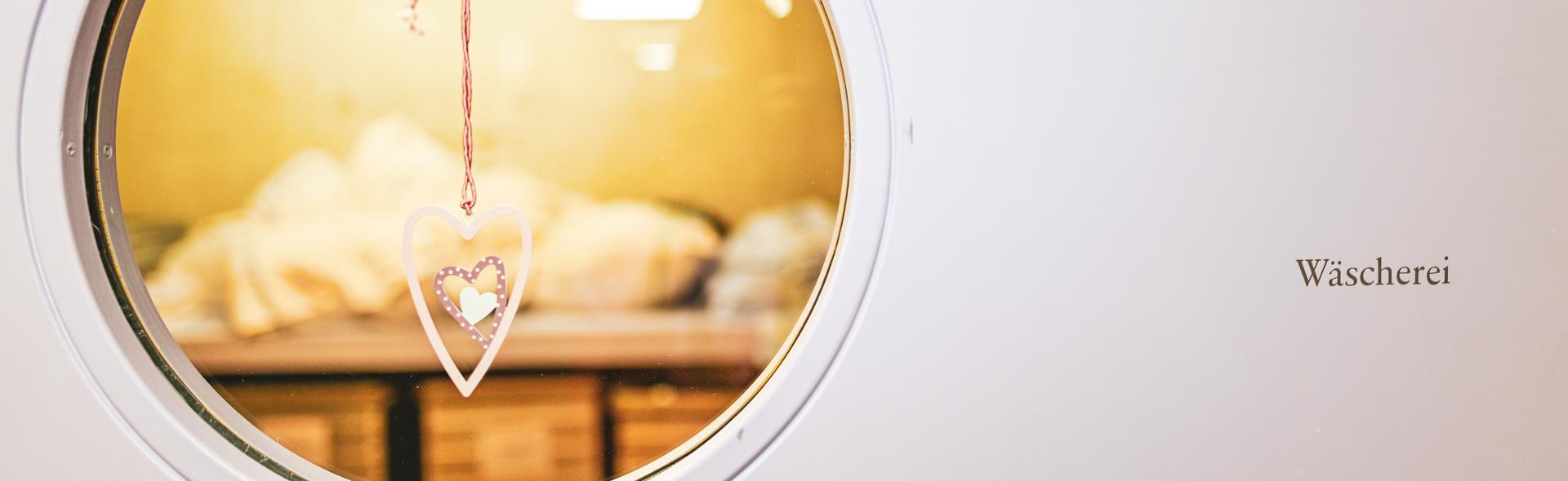 Blick durch ein rundes Fenster in die Wäscherei