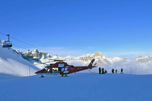 Helikopter auf Skipiste
