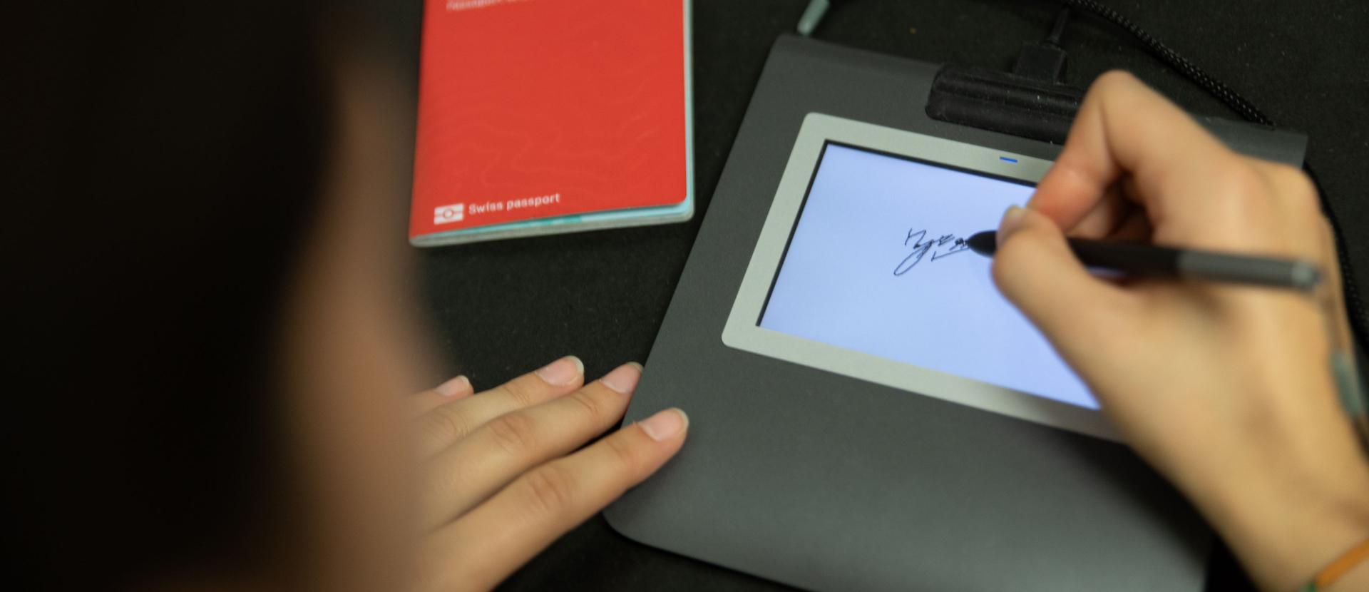 Personne qui signe numériquement sa carte d'identité